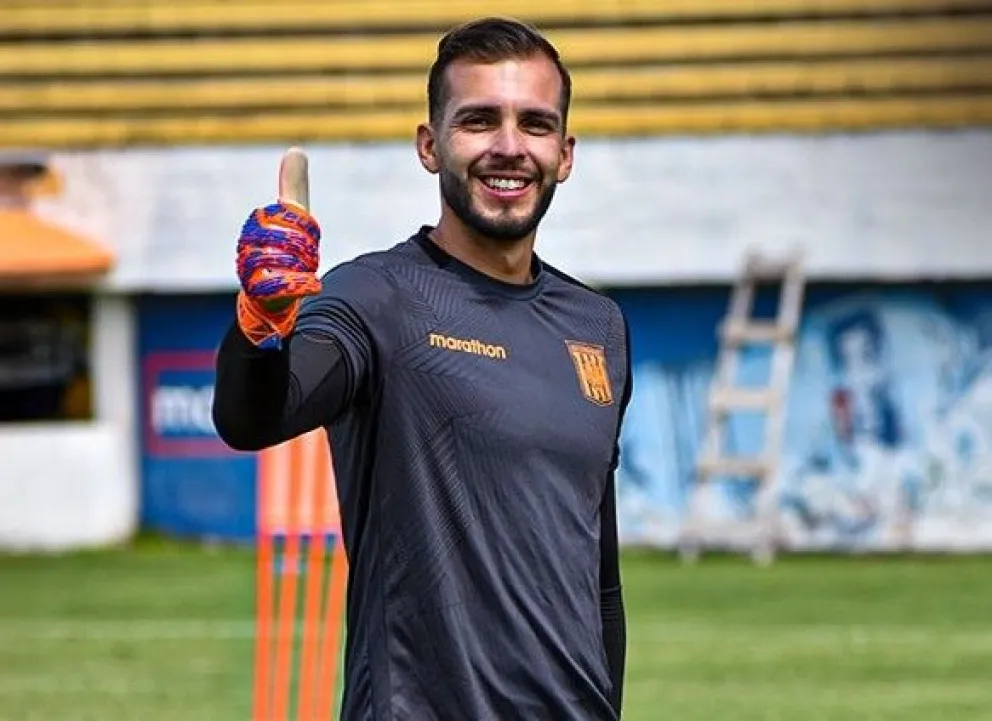 Rodrigo Banegas, con el pulgar derecho arriba, ya se entrena con sus compañeros de The Strongest. Foto: club The Strongest