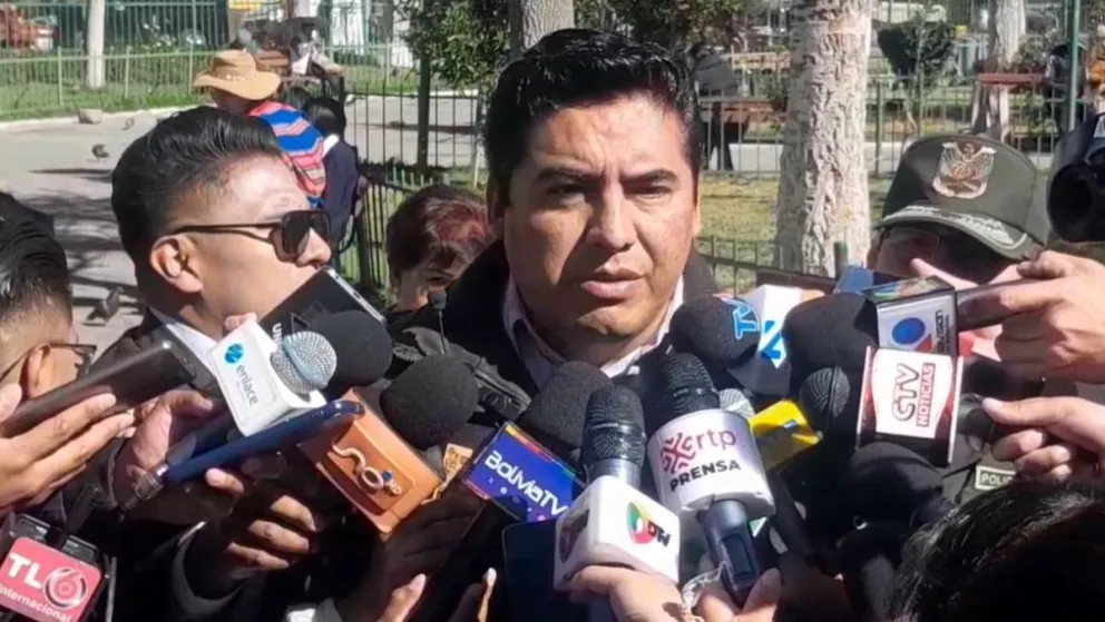 El director de Régimen Penitenciario, Juan Carlos Limpias, habla con los medios hoy. Foto: Captura de video