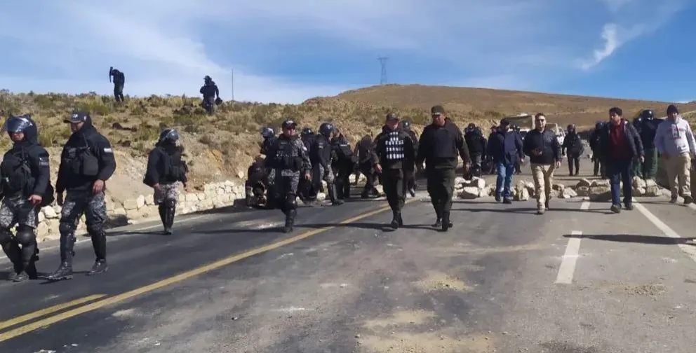 Policías durante operativos de desbloqueo en Llallagua. Foto: Archivo captura de video
