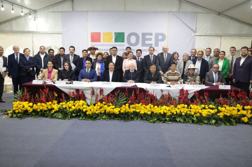 Miembros del TSE junto al presidente Luis Arce y representantes de fuerzas políticas en un anterior encuentro. Foto. ABI