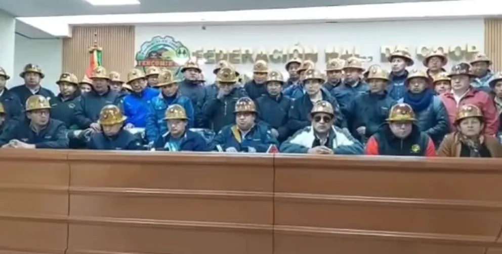 Los cooperativistas mineros en conferencia de prensa