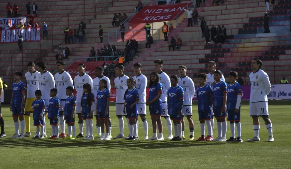 La Selección en el partido frente a Chile en el estadio Municipal de Villa Ingenio. Foto: APG