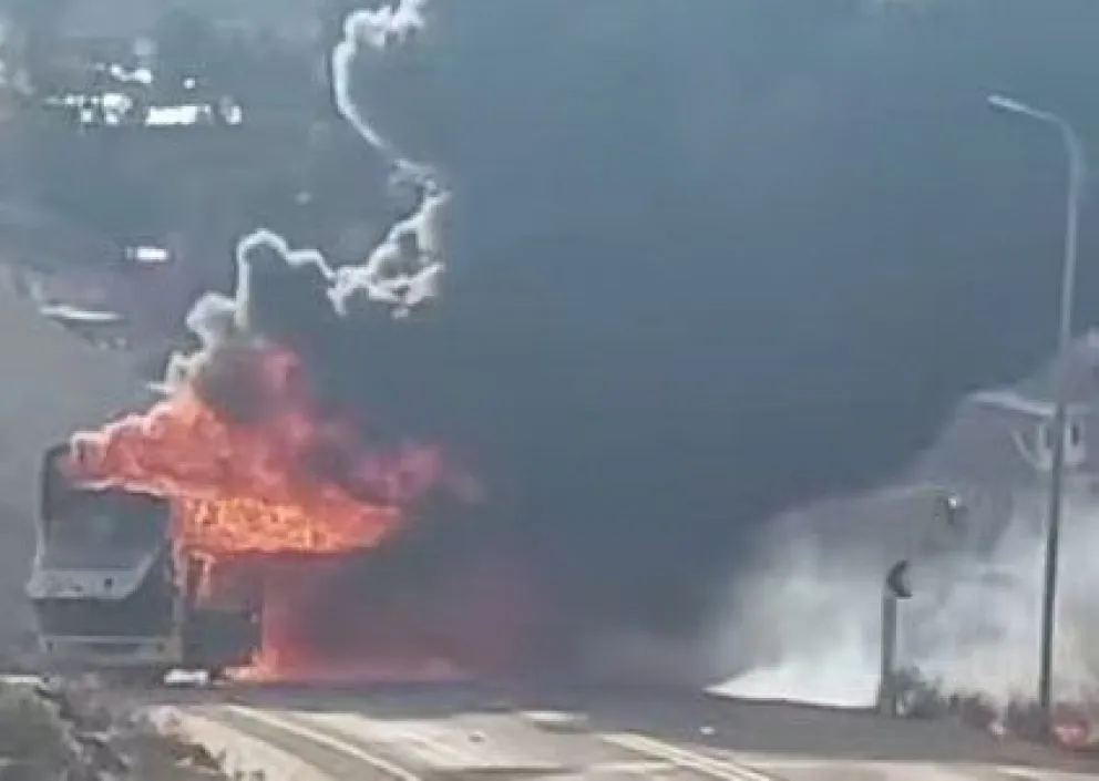 El vehículo que arde en llamas. Foto: Red Uno
