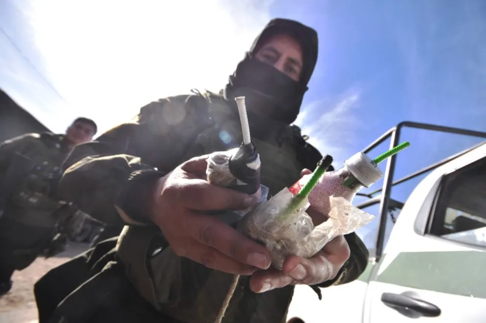 Un efectivo muestra los explosivos usados por los movilizados.      Foto: APG 