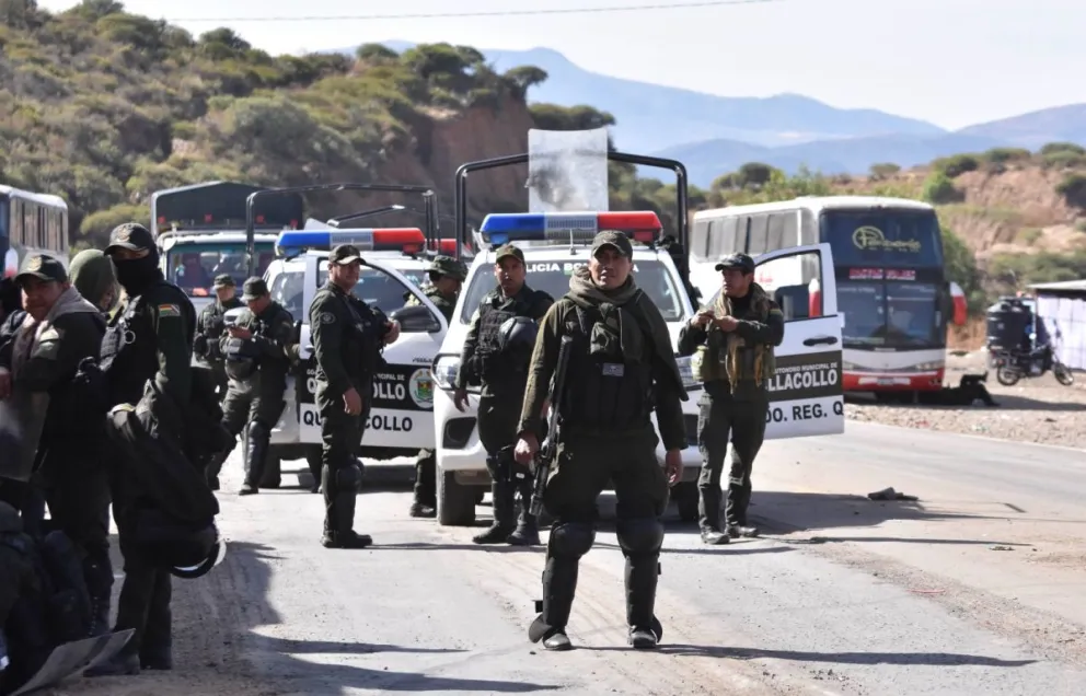 Policías en un operativo de desbloqueo en Parotani. Foto: APG