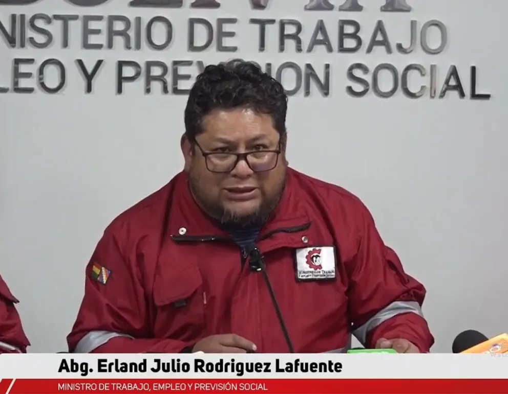 Ministro de Trabajo en Conferencia de prensa.    Foto: Ministerio de Trabajo.