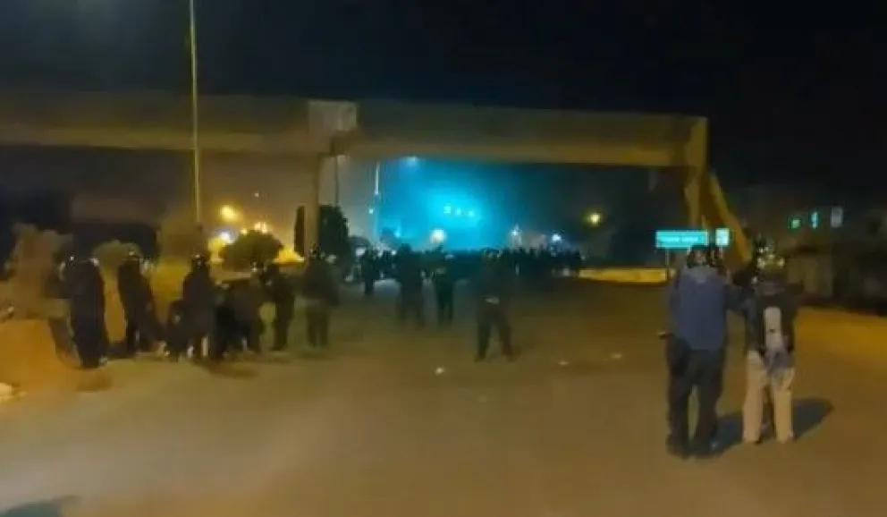 Policías en operativos de desbloqueo. Foto: captura