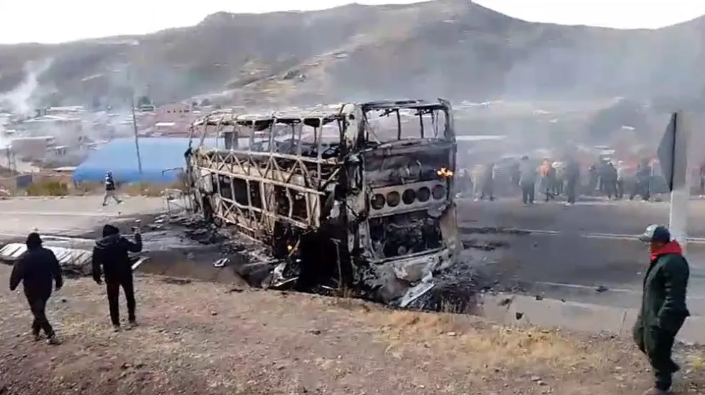 El estado en que quedó la flota incendiada por bloqueadores "evistas".     Foto: captura RRSS