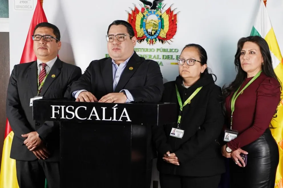 Roger Mariaca, fiscal general del Estado, junto con sus funcionarios. Foto: FGE