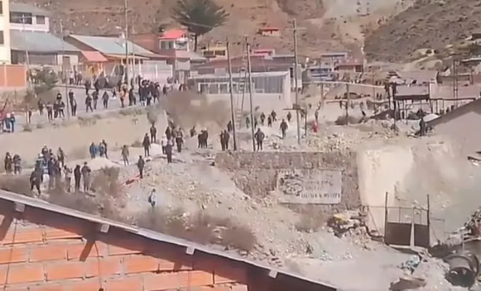 Una de las escenas de violencia en la localidad de Llallagua. Foto: ABI