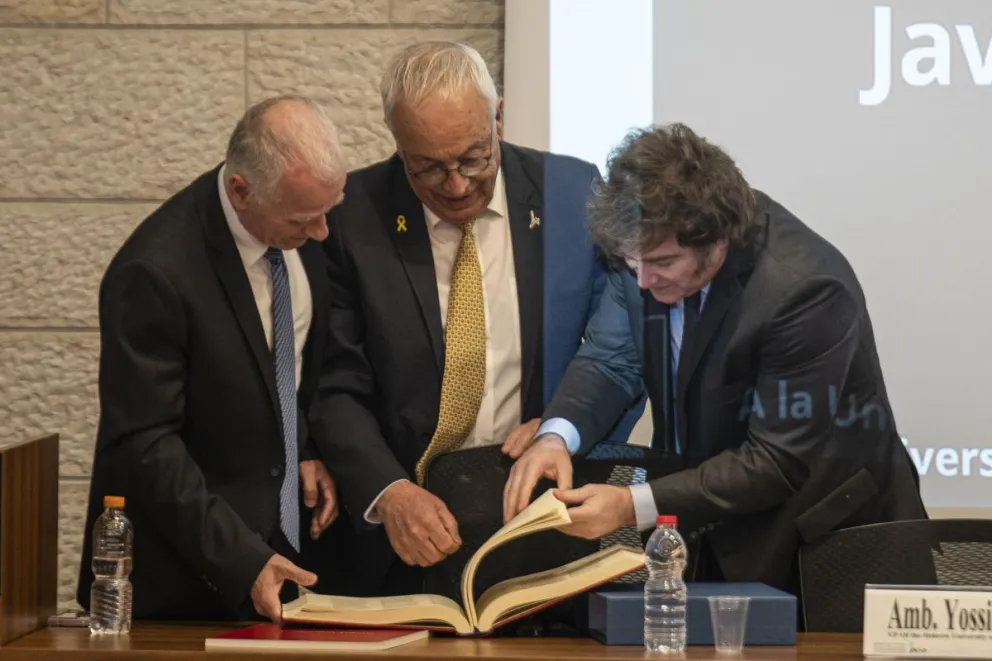 Miembros de la Universidad Hebrea de Jerusalén regalan una biblia al presidente argentino, Javier Milei. Foto: EFE