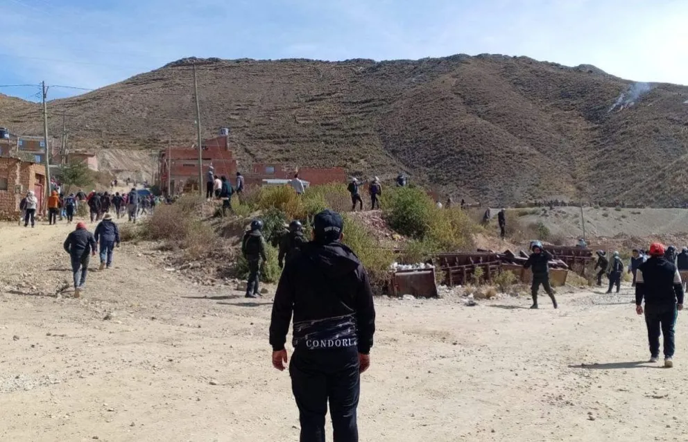 La población de Llallagua ayer, un día marcado por la violencia. Foto: RRSS