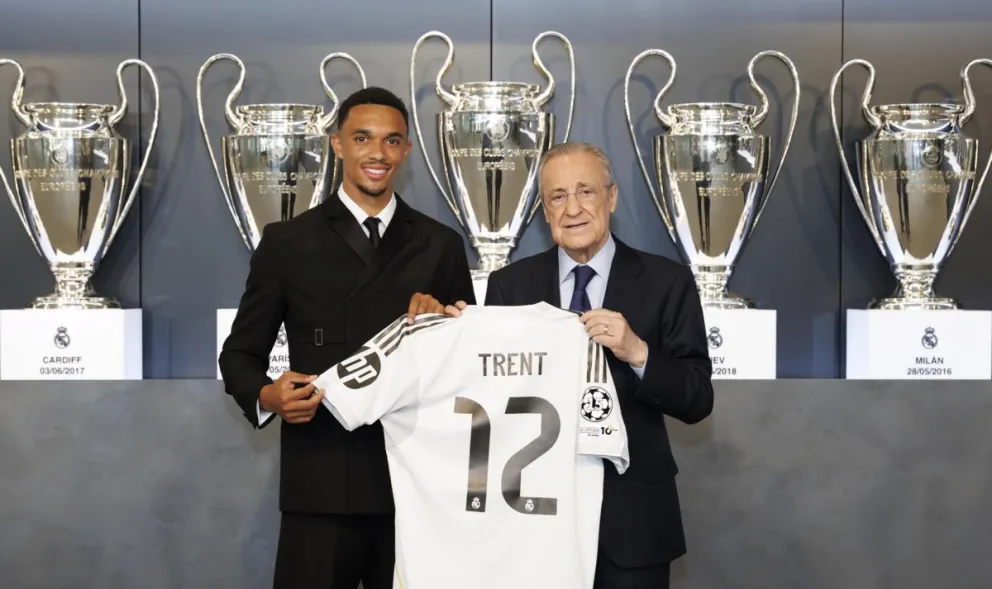 Trent Alexander-Arnold (izq.), posa junto al presidente Florentino Pérez en el acto de presentación como jugador del Real Madrid. El inglés jugará con el número 12. Foto: EFE