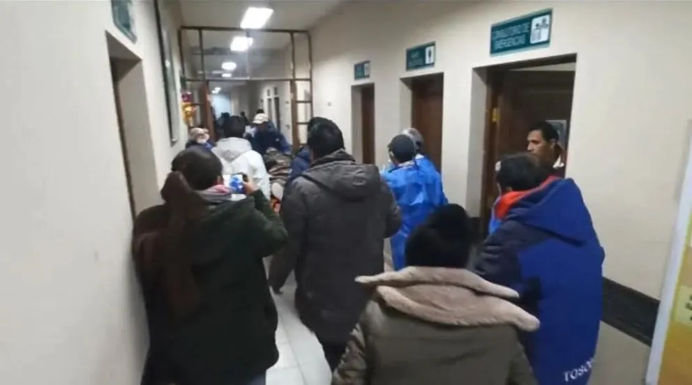 El oficial mientras era ingresado a un centro de salud para su atención. Foto: DTV