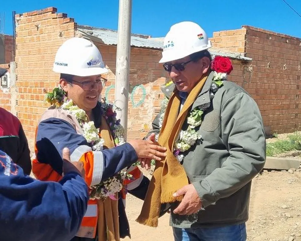 El interventor de Epsas S. A., Pedro Flores y el director de la APSS, Rubén Méndez, en la inauguración de una obra. Foto: Epsas