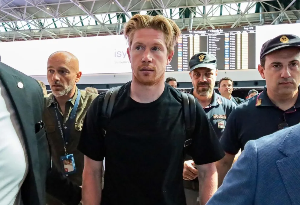 De Bruyne en su arribo al aeropuerto de Roma. Foto: EFE.