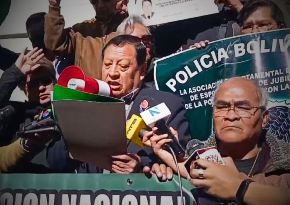  Saúl Bustillos, representante de los policías jubilados. Foto: Captura de video