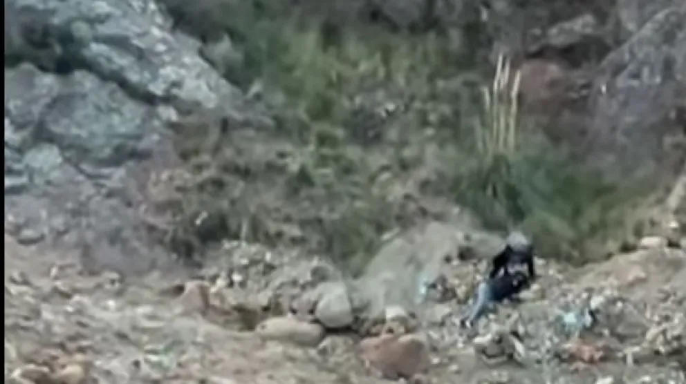 La víctima cuando fue rescatada en el barranco. Foto. Captura de video