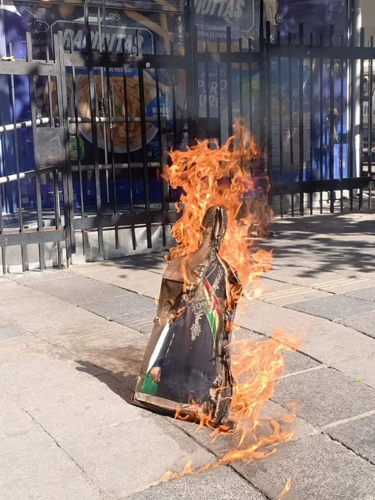 La imagen de Evo Morales en llamas, en puertas de Correos. Foto: CTV