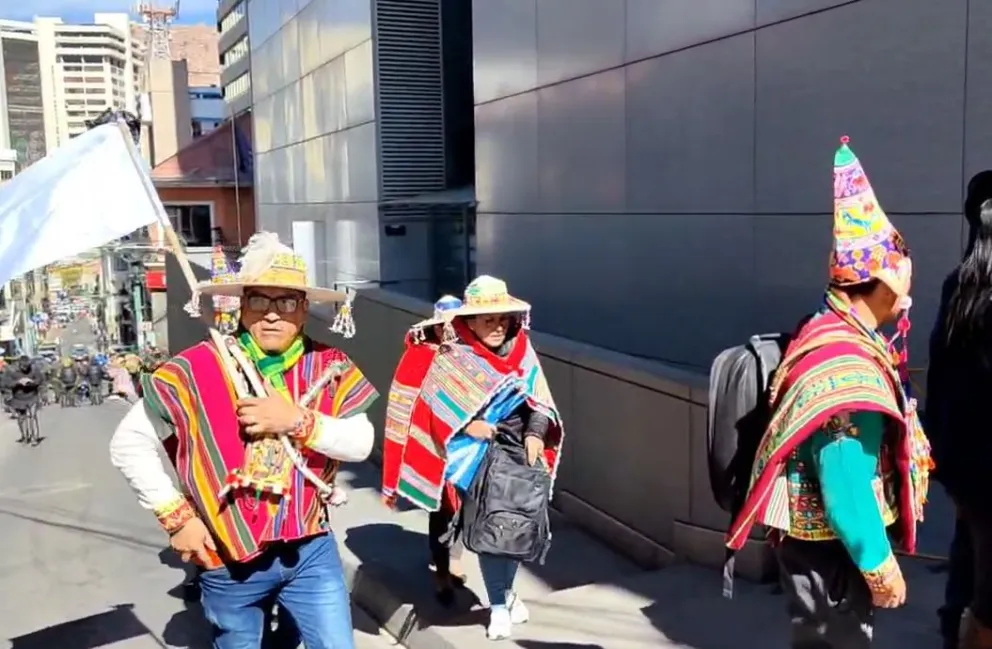 Los campesinos del norte de Potosí, este jueves en el centro de La Paz. Foto: Captura de video