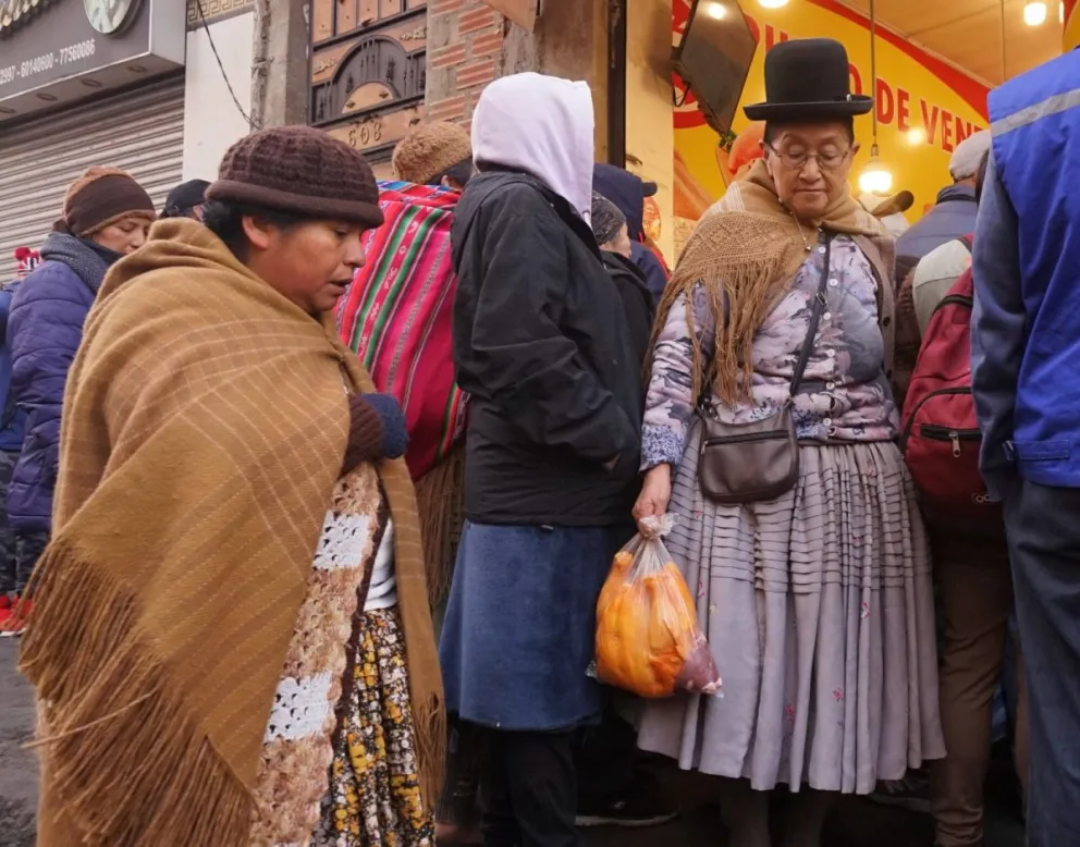 Amas de casa hacen fila por adquirir carne de pollo en un frial de la Garita de Lima este jueves. Foto: APG