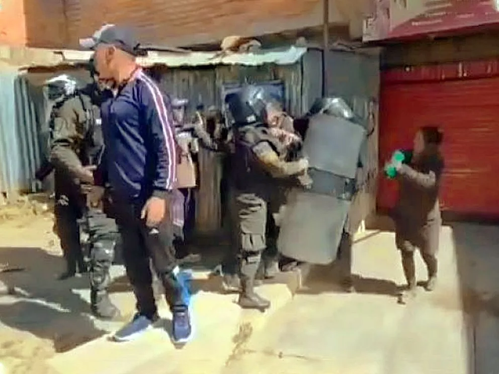 Disturbios entre la Policía y algunas personas en el municipio de Llallagua. Foto: Captura de video
