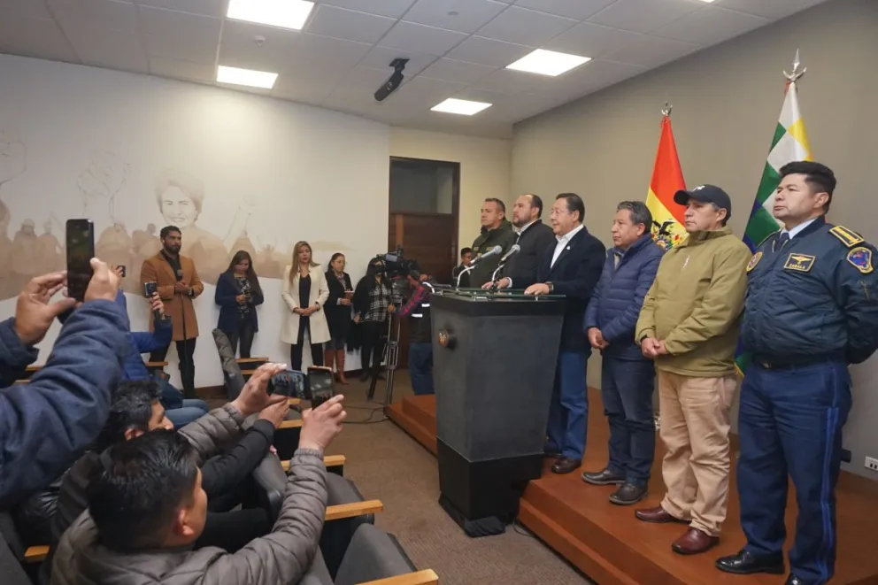 Arce con el vicepresidente y dos de sus ministros, la noche del miércoles, cuando aseguró que no renunciará. Foto: APG