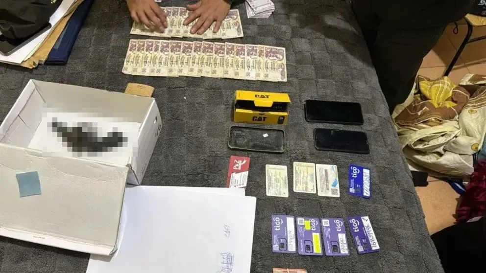 Los objetos secuestrados en manos del juez de Coroico, aprehendido por prevaricato en flagrancia. Foto; Romer Saucedo