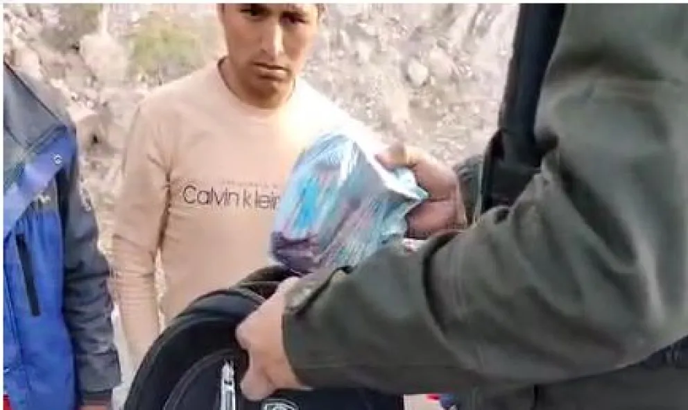 Uno de los fajos transportados por los detenidos. FOTO: Redes Sociales