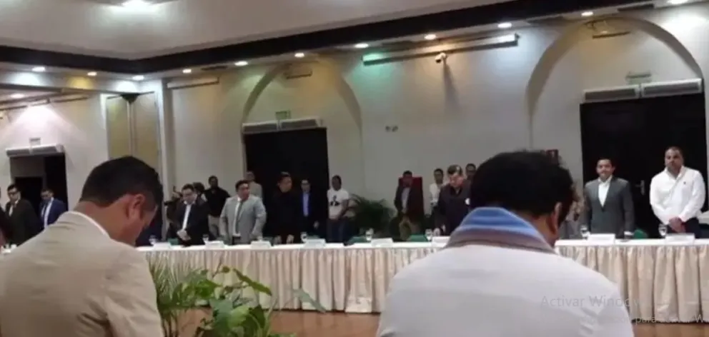 Las autoridades en la cumbre convocada por el TSE. Foto: Unitel