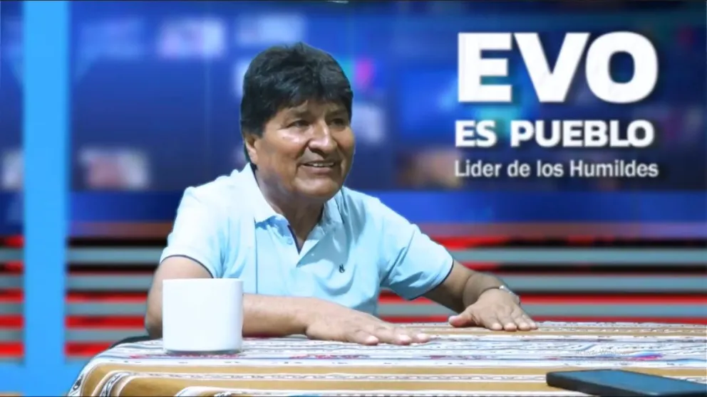 Morales, en un estudio de su radio chapareña. FOTO: ABI