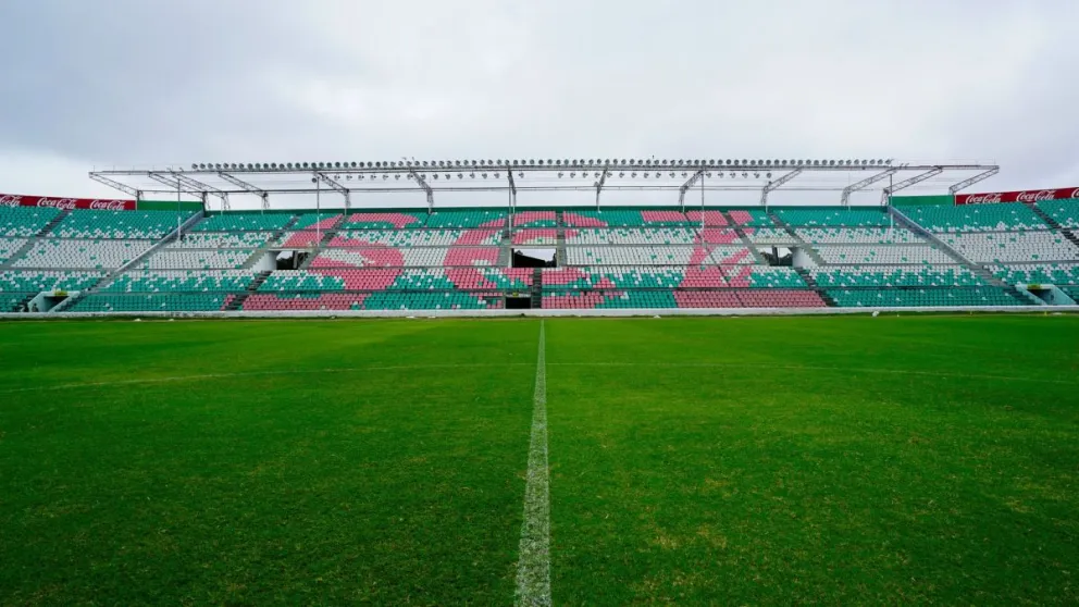 Así luce el campo de juego del estadio cruceño que será removido desde el lunes. Foto: LA