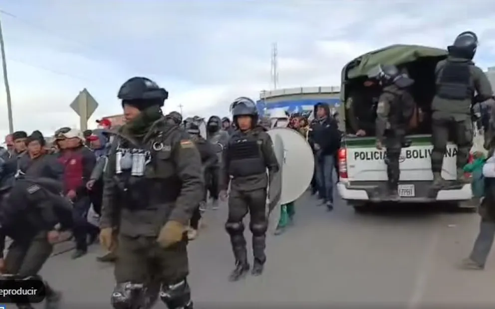 Policías y vecinos en Llallagua. FOTO: Captura de video de DTV