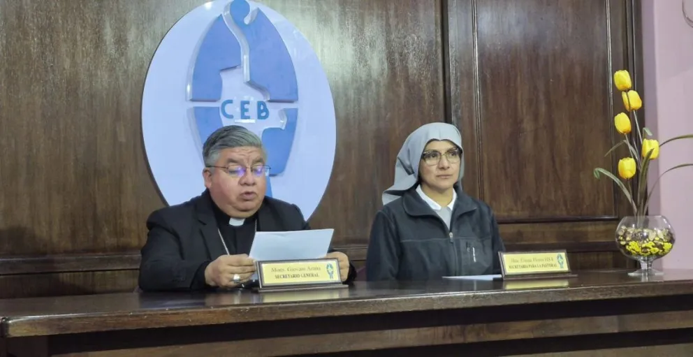 El secretario general de la CEB, monseñor Giovani Arana, lee el comunicado. Foto: CEB