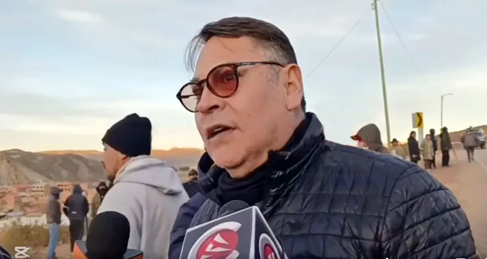 El viceministro Aguilera en Llallagua. FOTO: Cadena A