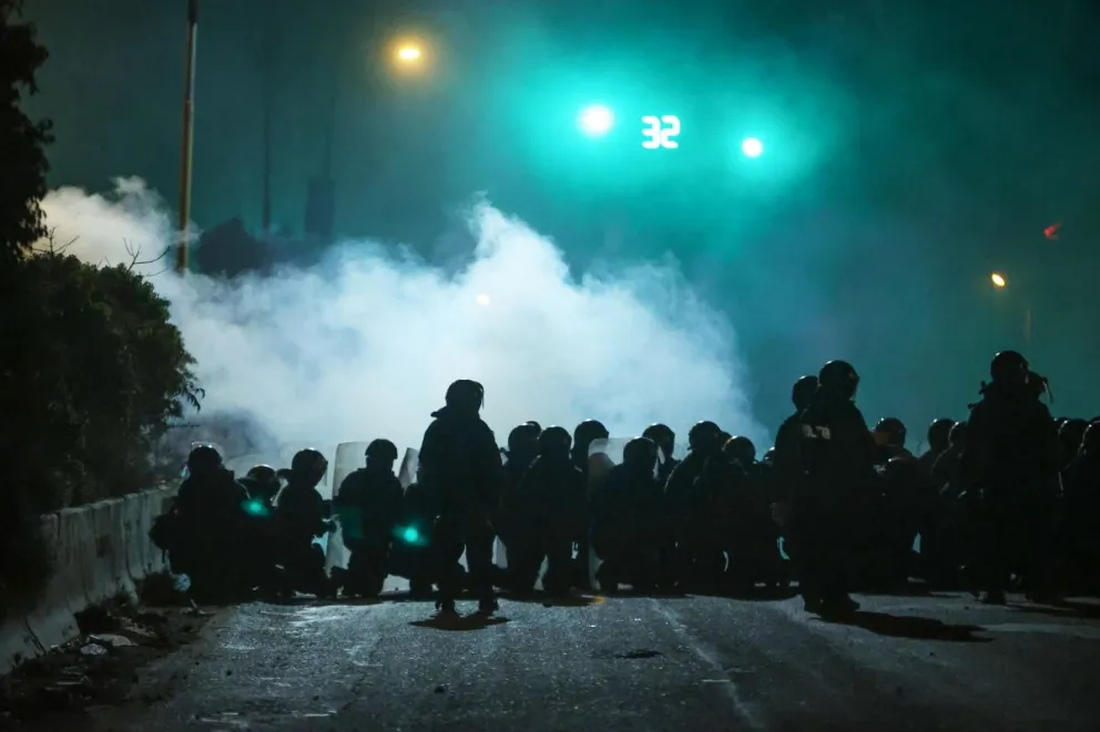 Integrantes de la Policía Boliviana y simpatizantes del expresidente Evo Morales se enfrentan durante una protesta el 11 de junio de 2025 en Vinto (Bolivia). Foto: EFE