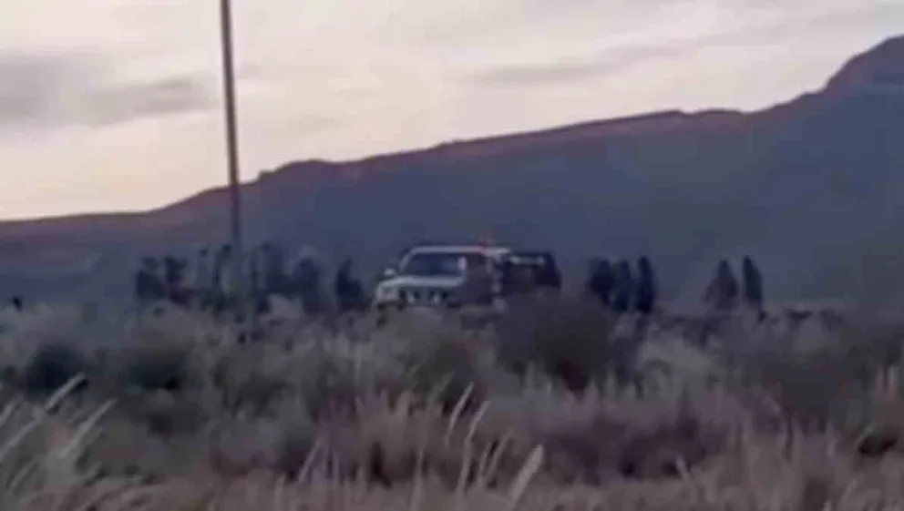 La ambulancia bloqueada al intentar ingresar a Llallagua. FOTO: ABI