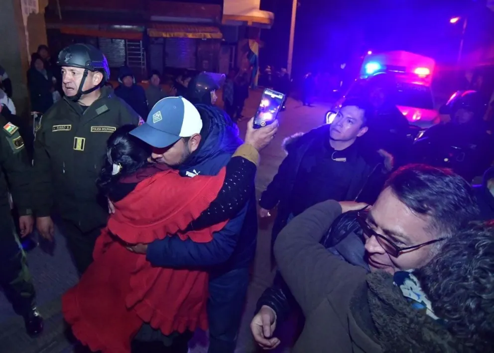 Una mujer de Llallagua agradece al ministro de Gobierno la llegada de efectivos. FOTO: APG