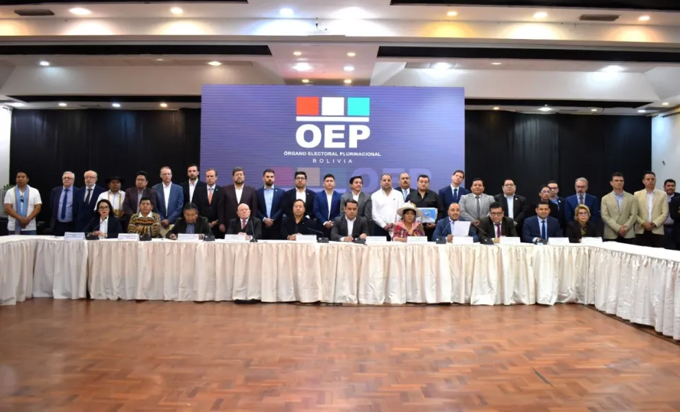 Los participantes en la cumbre. FOTO: TSE