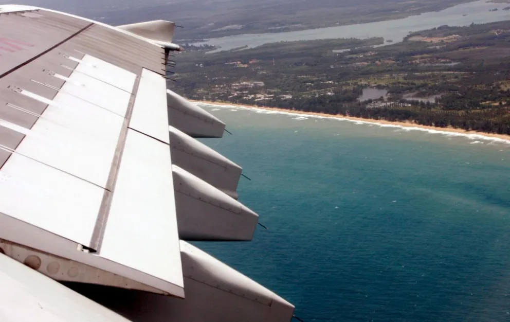 Una vista aérea de la costa de la isla de Phuket desde un avión en el sur de Tailandia. Foto: EFE