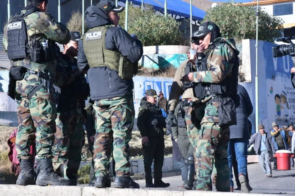 Policías patrullan este viernes las calles de Llallagua. Fotos: APG
