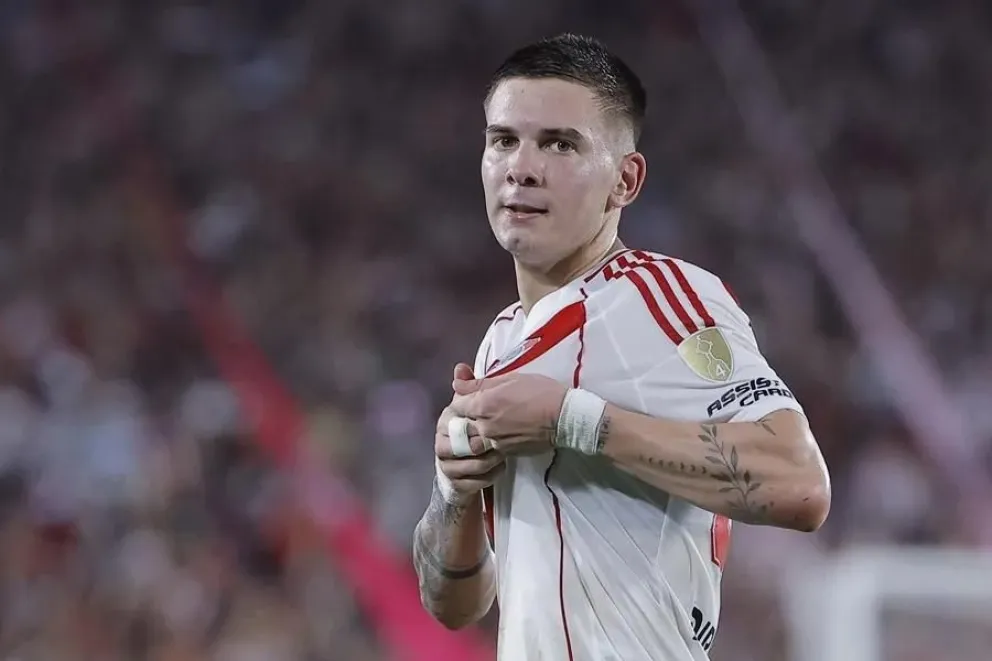 Franco Mastantuono con la camiseta de River Plate donde se formó. Foto: EFE.