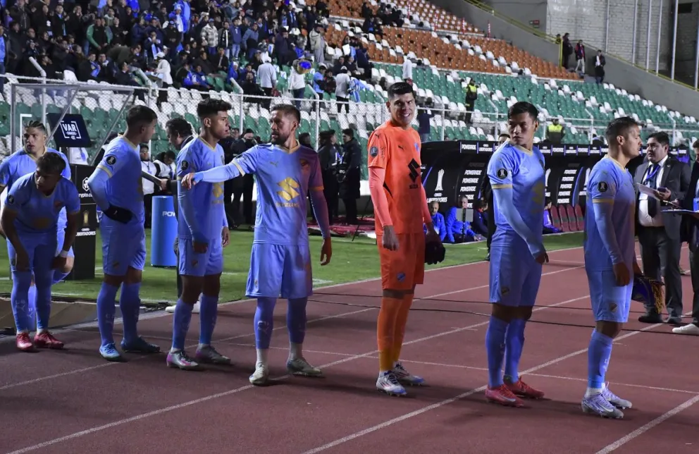 Jugadores de Bolívar antes de medirse con Cerro Porteño en la Libertadores de este año. Foto: AD