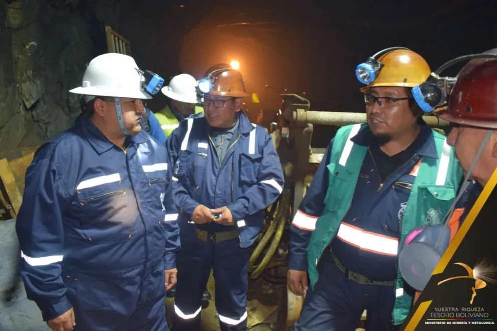 El ministro de Minería y Metalurgia, Alejandro Santos, en una reciente visita a la Empresa Minera Huanuni, principal mina productora de estaño. Foto: Ministerio de Minería