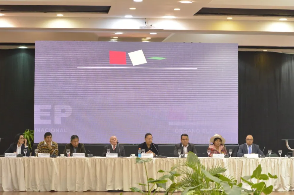 Autoridades del Gobierno y del TSE ayer en la "cuarta cumbre por la democracia". Foto: APG