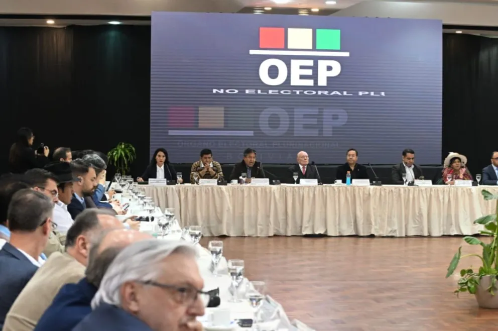 Participantes en el Encuentro Multipartidario desarrollado en Santa Cruz. Foto: Facebook de Luis Arce