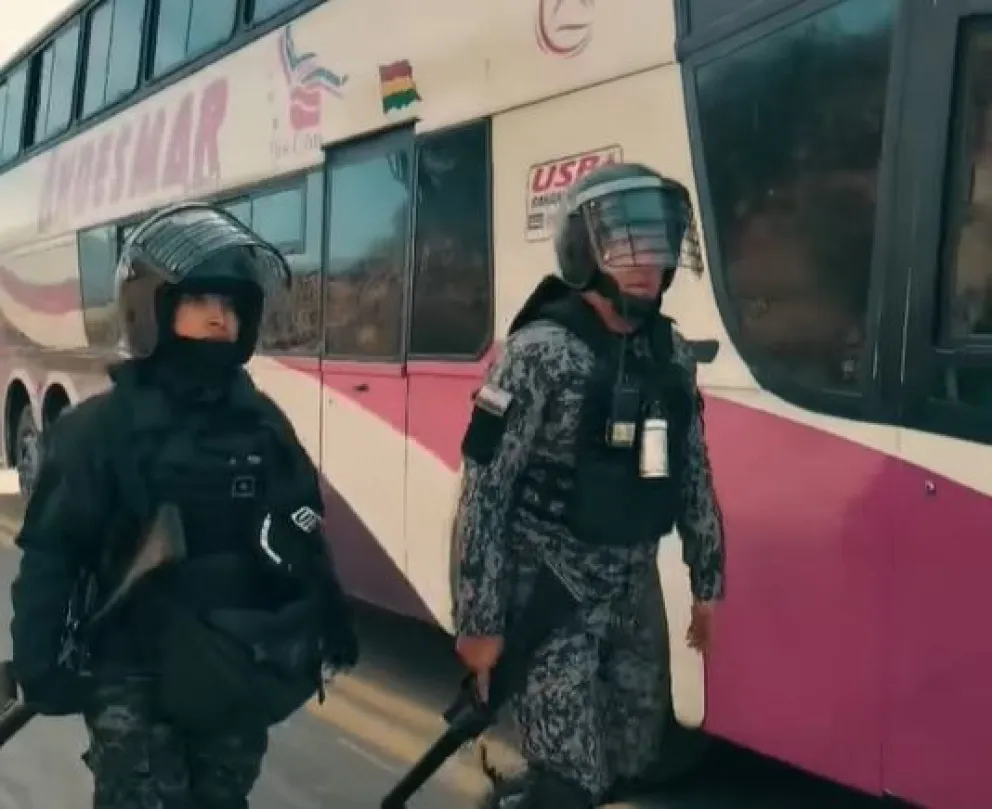 Dos policías durante los operativos de despeje de las carreteras. Foto: Captura de video