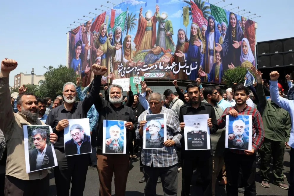 Iraníes sostienen retratos de las autoridades militares y científicos muertos por los ataques de Israel. Foto: EFE