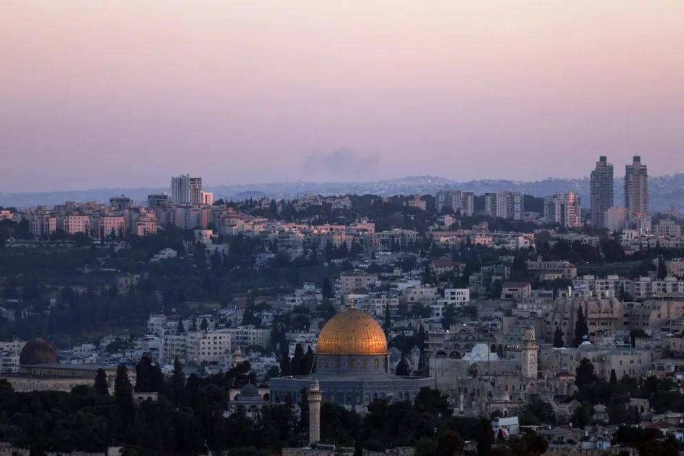 Una columna de humo en el horizonte de Jerusalén tras el impacto de un misil este viernes. Foto: EFE