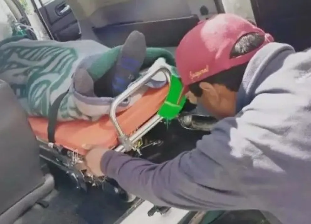 Un herido es trasladado en una camilla. Foto: ATB (archivo)